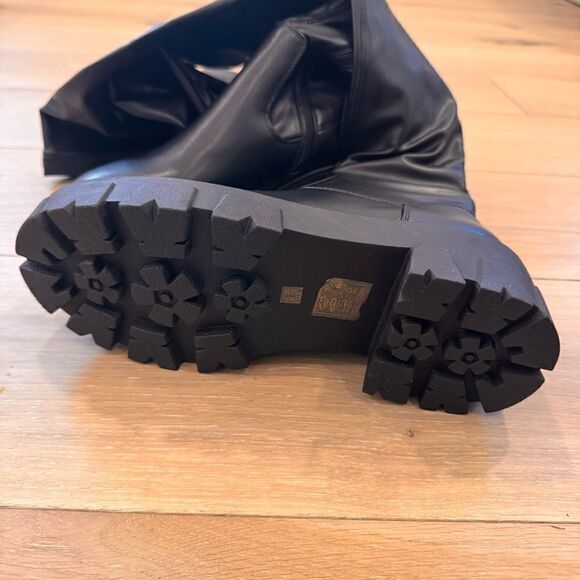 Eureva Faux Leather Boot
AZALEA WANG - Picture 6 of 10